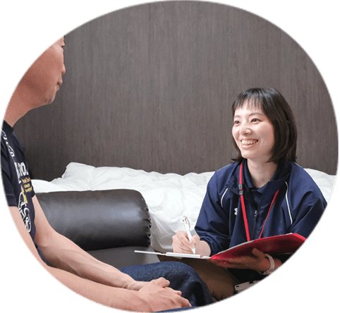 介護職員が居室でご利用者と面談・記録確認を行っている風景